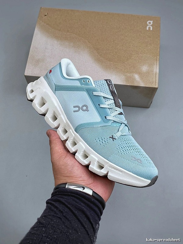 On Cloud Runners, Technical Side Panels in Aqua