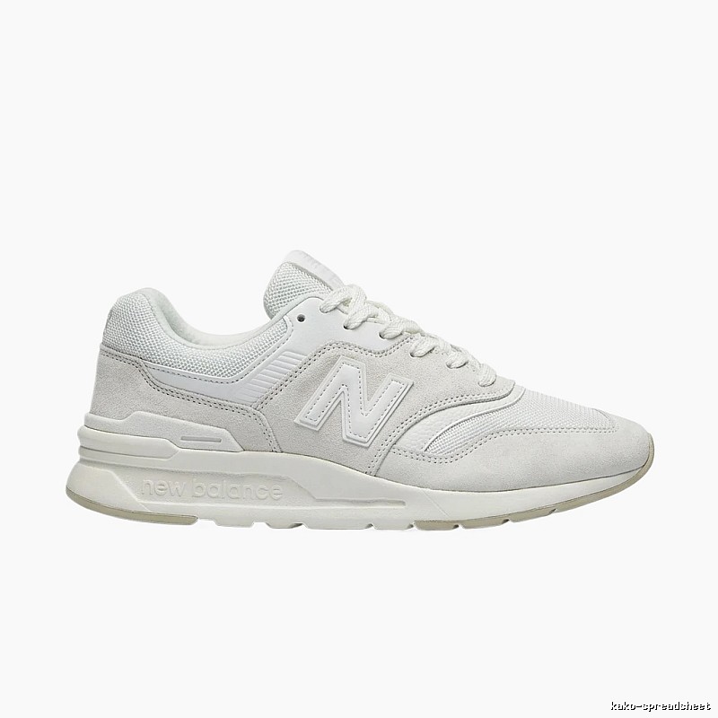 Retro-style white shoes of New Balance